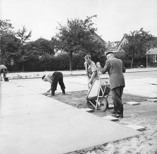 407124 Afbeelding van het storten van betonplaten voor de speelplaats in het Majellapark te Utrecht.